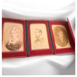 Fotos antiguas en billetera de cuero, fotografías familiares sepia, conjunto efímero, billetera de cuero rojo