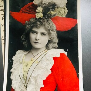 Antike Fotografie junge Frau Postkarte hand colorierte Schauspielerin