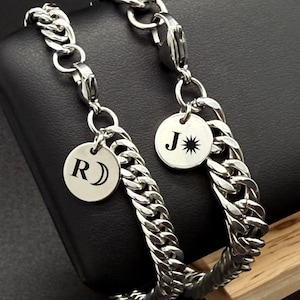 Sol Måne Pararmband Anpassade Initialer - Personlig Månadspresent Matchande Pararmband - 6 Månaders Jubileum Första Bröllopsdatum