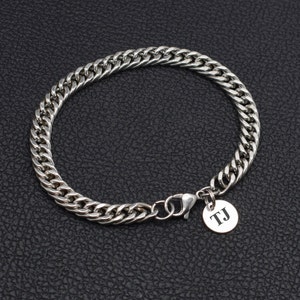 Pulsera de cadena para hombre personalizada, de 7 mm, de acero con eslabones cubanos de plata, con dijes y nombre inicial grabado, joyería para él, novio, regalo único