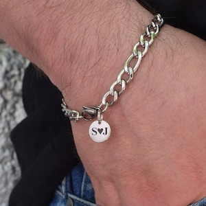 Pulsera Figaro con inicial, pulseras de cadena de eslabones para hombre, joyería minimalista grabada personalizada para él, novio, regalo de aniversario de cumpleaños