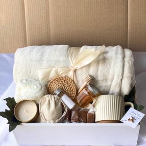 Hug In A Box, Prezent świąteczny dla niej, Zestaw prezentowy dla mamy, Hygee Gift Box, Thinking Of You Box, Przytulny pakiet pielęgnacyjny, Koszyk pielęgnacyjny, Pudełko prezentowe na koc