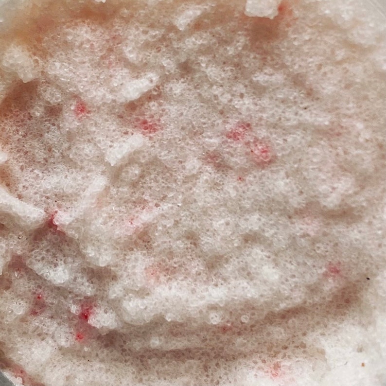 K&ouml;nnte beinhalten: Nahaufnahme einer wei&szlig;en, schaumigen Substanz mit kleinen roten Flecken.