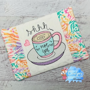 Coffee Shhh Not Yet COMPLETELY In The Hoop Mug Rug Design - Coffee - 5x7 & 6x10 - Broderie - ITH - Tutoriel inclus