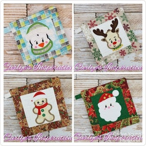 Puede incluir: Cuatro agarraderas de olla acolchadas diferentes con diseños navideños bordados. Los diseños incluyen un pingüino, un reno, un hombre de jengibre y Santa Claus. Las agarraderas de olla están hechas con una variedad de telas y colores.