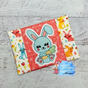 Hase mit Möhre Skizze KOMPLETT im Rahmen Tassen Teppich Design - Ostern - 5x7 & 6x10 - Stickerei - ITH - Anleitung inklusive