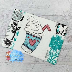 Iced Coffee Sketch VOLLEDIG In The Hoop Mug Tapijt Design - Koffie - 5x7 &6x10 - Borduurwerk - ITH - Tutorial Inbegrepen