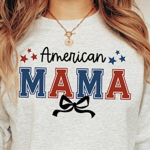 Paquete de letras universitarias de mamá estadounidense PNG / Diseño de letras universitarias del 4 de julio / Mamá patriótica PNG / Sublimación de Cricut / Clipart de camiseta de EE. UU.