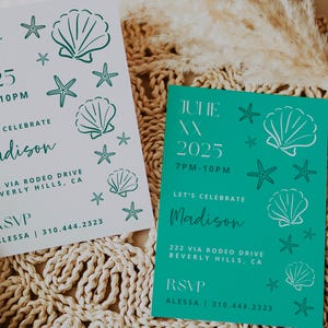Peut inclure: Deux cartons d'invitation sur le thème de la plage. L'un est blanc, l'autre est turquoise. Les deux présentent des illustrations de coquillages et d'étoiles de mer en turquoise, ainsi que les détails de l'événement.