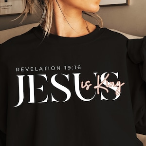 Jesús es rey Verso PNG, Diseño de sublimación cristiana, Camisa estética de versículo bíblico, Archivo de corte Cricut, Biblia PNG DIY, Camisa motivacional