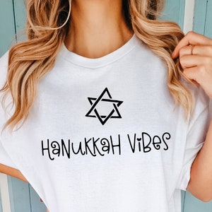 Hanukkah Vibes PNG Conception de sublimation | Hanoukka Fête juive PNG numérique | Sublimation de fichiers Cricut | Idée de chemise cadeau rétro Hanukkah