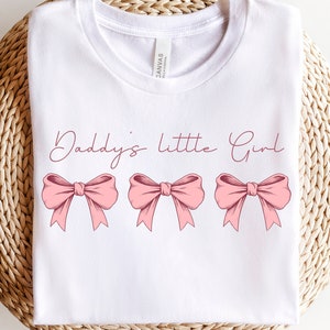 Coquette Daddy's Little Girl, PNG | Boho-christelijke sublimatie | Esthetisch overhemd | Cricut gesneden bestand | Cadeau voor dochter | Roze onesie digitaal