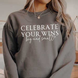 Pakiet motywacyjny PNG „Świętuj swoje zwycięstwa” | Projekt koszulki z rękawami | Inspirujący cytat | Plik do cięcia Cricut | Boho Self Love | Pozytywne wibracje