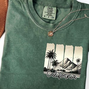 Vintage coup de pinceau californien PNG, sublimation de paysage noir et blanc, chemise DIY du sud de la Californie, esthétique de palmiers, POD autorisé