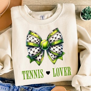 Amante de Tênis PNG | Laço Esportivo Coquette | Presente de Tênis | Sublimação de Camisa de Tênis | Design de Bola de Tênis | Sublimação Cricut } DOWNLOAD INSTANTÂNEO