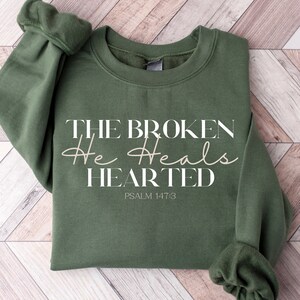 Er heilt die Gebrochenen Herzen PNG | Christliches PNG | Religiöser Png | Anbetung Shirt | Png Sublimation | Cricut Datei | Bibel Vers PNG Design