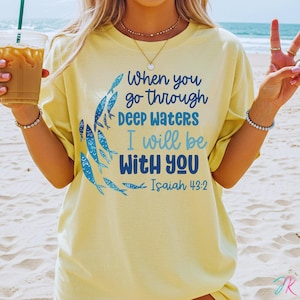 Versículo Bíblico de Águas Profundas, Isaías 43:2, PNG Cristão | Fé Moderna PNG | Design de Camiseta Comfort Colors 1717 | Sublimação Cristã Estética