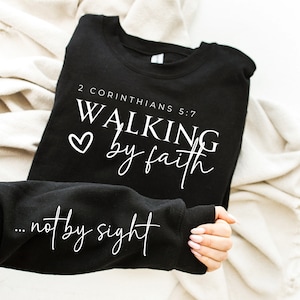 Marcher par la foi et non par la vue PNG | Conception chrétienne de sublimation | Conception de manches de chemise | verset biblique t-shirt | Fichier Cricut | Cadeau chrétien à faire soi-même