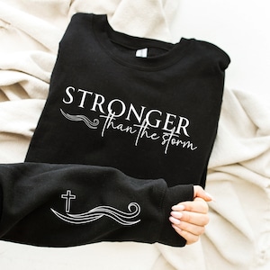 Más fuerte que la tormenta PNG / Diseño de sublimación cristiana / Diseño de manga / Camiseta con versículo bíblico / Archivo de corte Cricut / Regalo de ropa cristiana