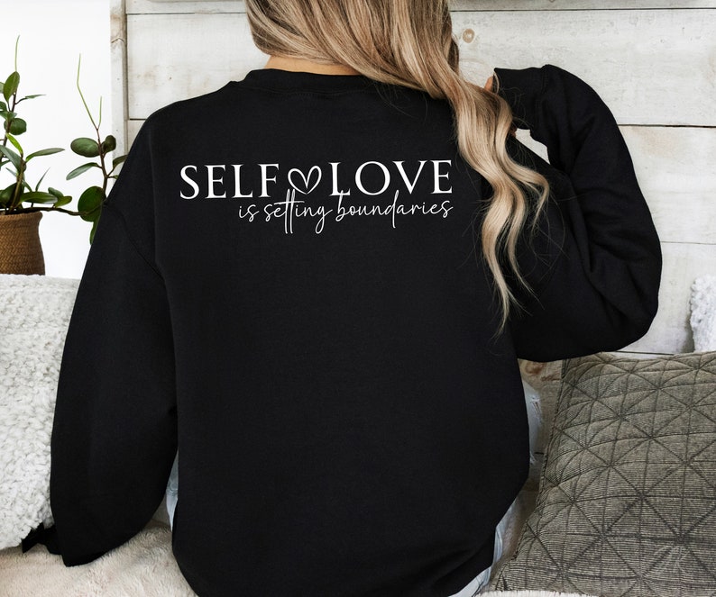 Puede incluir: Sudadera negra con texto blanco que dice "SELF LOVE is setting boundaries".