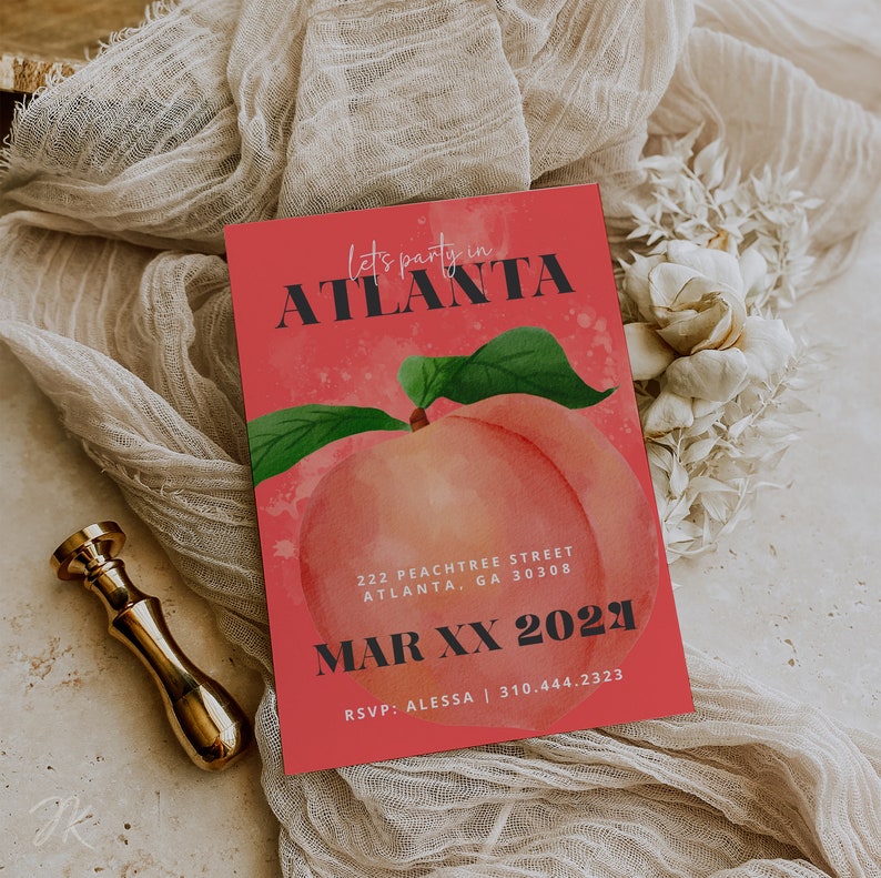 Puede incluir: Una invitaci&oacute;n de color melocot&oacute;n con el texto "let's party in ATLANTA" en letras negras. La invitaci&oacute;n presenta una ilustraci&oacute;n de acuarela de un melocot&oacute;n con hojas verdes. El texto "222 PEACHTREE STREET ATLANTA, GA 30308 MAR XX 2021 RSVP: ALESSA | 310.444.2323" est&aacute; impreso en negro en la invitaci&oacute;n.