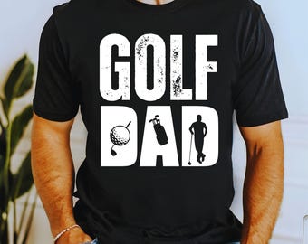 Könnte beinhalten: Schwarzes T-Shirt mit dem weißen Schriftzug "GOLF DAD" und Golf-Grafiken. Das Design umfasst einen Golfball, einen Schläger, eine Golftasche und eine Silhouette eines Golfspielers. Ein lässiges T-Shirt für Golfbegeisterte.