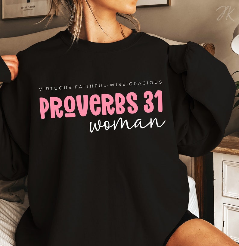 K&ouml;nnte beinhalten: Schwarzer Pullover mit rosa Schriftzug "VIRTUOUS. FAITHFUL. WISE. GRACIOUS. PROVERBS 31 woman"