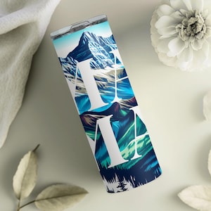 Envoltura de sublimación PNG de Blue Mountain Mama / Fuente blanca en negrita sobre escena de la naturaleza / Envoltura para vaso del Día de la Madre / PNG delgado de 20 oz / Descarga digital