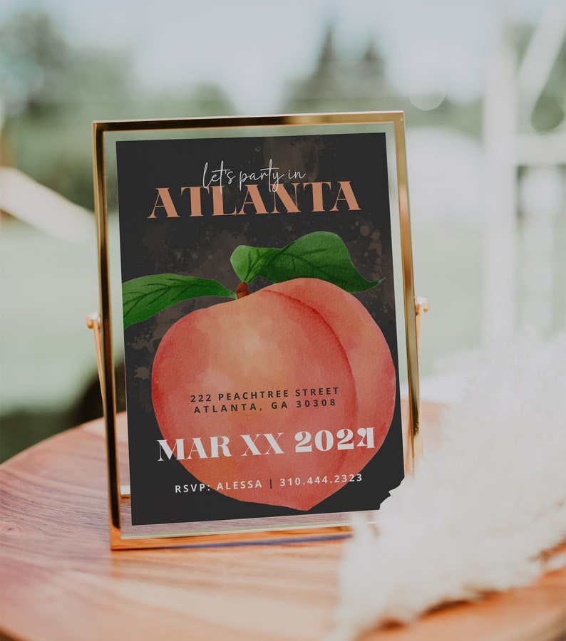 Puede incluir: Una invitaci&oacute;n en blanco y negro con una ilustraci&oacute;n de melocot&oacute;n. El texto dice "let's party in ATLANTA", "222 PEACHTREE STREET ATLANTA, GA 30308", "MAR XX 2021", y "RSVP: ALESSA | 310.444.2323".