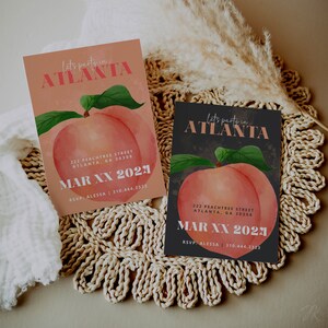 Puede incluir: Dos invitaciones con tem&aacute;tica de melocot&oacute;n con el texto "Let's party in Atlanta" en negrita, en rosa. Las invitaciones presentan un melocot&oacute;n con hojas verdes sobre un fondo de color melocot&oacute;n y un fondo negro. El texto "Mar XX 2021" est&aacute; impreso en negrita, en blanco. Las invitaciones tambi&eacute;n incluyen la direcci&oacute;n "222 Peachtree Street, Atlanta, GA 30308" y la informaci&oacute;n de RSVP "RSVP: ALESSA | 310.444.2323".