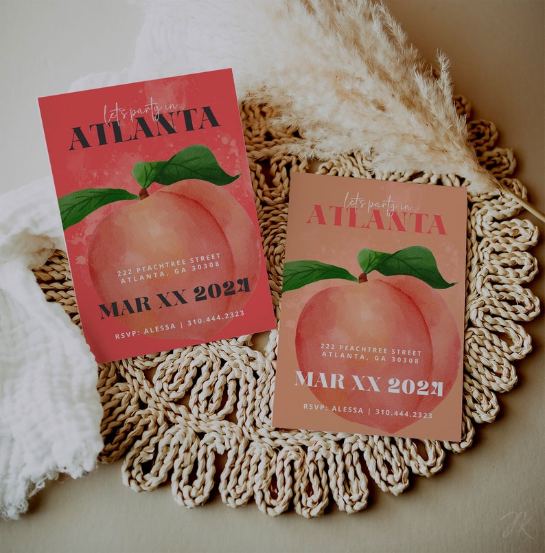 Puede incluir: Dos invitaciones de color melocot&oacute;n con ilustraciones de melocotones en acuarela. Las invitaciones dicen "let's party in ATLANTA" con la fecha "MAR XX 2021" y la direcci&oacute;n "222 PEACHTREE STREET ATLANTA, GA 30308". La informaci&oacute;n de RSVP es "RSVP: ALESSA | 310.444.2323".