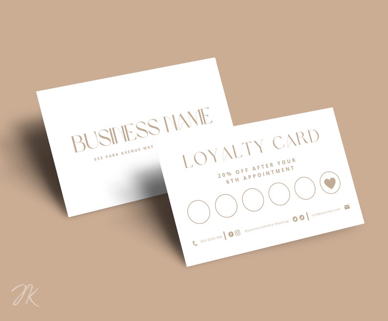 Op de afbeelding: Twee witte visitekaartjes met gouden tekst. E&eacute;n kaart leest "BUSINESS NAME" en "555 PARK AVENUE WAY". De andere kaart is een klantenkaart met de tekst "LOYALTY CARD" en "20% OFF AFTER YOUR 6TH APPOINTMENT."