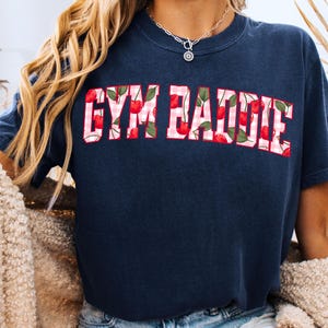 GYM BADDIE Cherry Coquette PNG / Varsity Png / Comfort Colors 1717 Design per maglietta / Sublimazione fitness / Ragazza in allenamento Png / Uso commerciale
