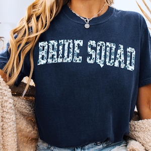 SQUADRA SPOSA Tela Floreale Blu PNG / Varsity Png / Colori Comfort 1717 Design Maglietta / Maglietta per Addio al Nubilato / Design Digitale per la Squadra Sposa