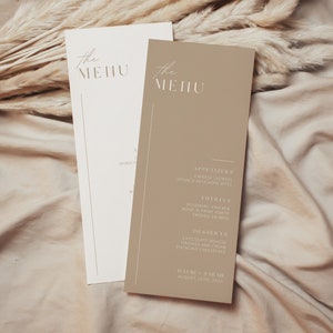 Puede incluir: Dos tarjetas de menú beige con el texto "The Menu" impreso en una fuente minimalista. El menú de la derecha enumera aperitivos, platos principales y postres. La parte inferior de la tarjeta de menú de la derecha incluye los nombres "David & Sarah" y la fecha "August 21st, 2023".