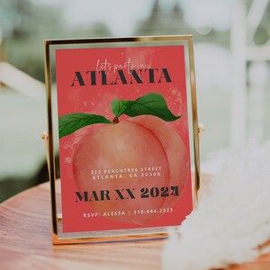 Puede incluir: Una invitaci&oacute;n con tem&aacute;tica de melocot&oacute;n con una ilustraci&oacute;n de melocot&oacute;n en acuarela. El texto dice "Let's party in Atlanta", "222 Peachtree Street, Atlanta, GA 30308", "Mar XX 2021", y "RSVP: ALESSA | 310.444.2323".