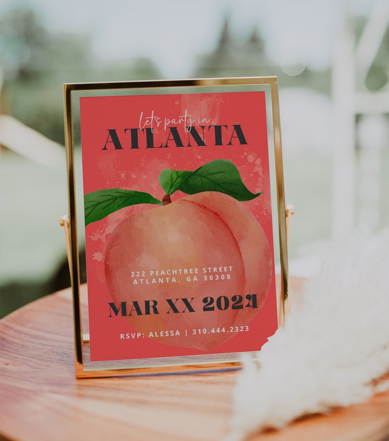 Puede incluir: Una invitaci&oacute;n con tem&aacute;tica de melocot&oacute;n con una ilustraci&oacute;n de melocot&oacute;n en acuarela. El texto dice "Let's party in Atlanta", "222 Peachtree Street, Atlanta, GA 30308", "Mar XX 2021", y "RSVP: ALESSA | 310.444.2323".