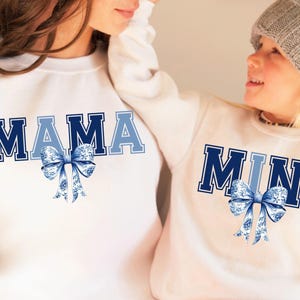 Paquete de imágenes en formato PNG de chinoiserie para mamá y niña, diseño de sublimación con lazo coqueto, camiseta de tela azul para mamá y yo, estética campestre, regalo DIY para mamá