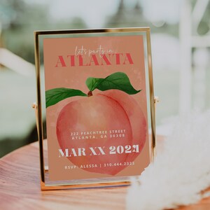 Puede incluir: Una invitaci&oacute;n con tem&aacute;tica de melocot&oacute;n en un marco dorado. La invitaci&oacute;n dice "Let's party in Atlanta" con una ilustraci&oacute;n de melocot&oacute;n en acuarela. El texto tambi&eacute;n incluye la direcci&oacute;n "222 Peachtree Street, Atlanta, GA 30308", la fecha "Mar XX 2021" y la informaci&oacute;n de RSVP "RSVP: ALESSA | 310.444.2323".