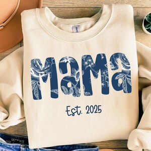 Retro MAMA Est. 2025 Chinoiserie Blue Floral PNG Bundle, Toile Blue Willow Sublimation, Design de camisa para nova mãe, Presente para a mãe, Arquivo digital