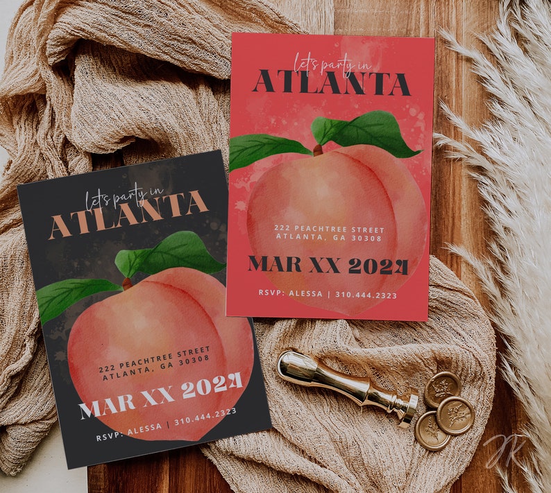 Puede incluir: Dos invitaciones con tem&aacute;tica de melocot&oacute;n con texto en blanco y negro sobre un fondo gris oscuro y rojo. El texto dice "let's party in ATLANTA" e incluye la direcci&oacute;n, la fecha y la informaci&oacute;n de RSVP.