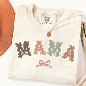 Boho Mama Varsity Letter PNG mit Schleife - Muttertag Sublimationsdesign für Shirts & Geschenke | Geschenk für Mama | Kommerzielle Nutzung erlaubt | Digital