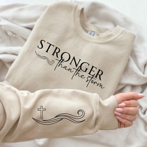 Más fuerte que la tormenta PNG / Diseño de sublimación cristiana / Diseño de manga / Camisa de versículo bíblico / Archivo de corte cricut / Regalo de ropa cristiana