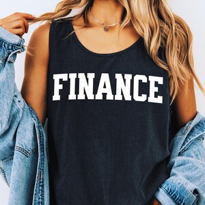 FINANZAS Azul Floral Toile Png / Varsity Png / Diseño de camiseta Comfort Colors 1717 / Camiseta Money Mindset / Regalo Boss Babe / 2 PNG GRATIS incluidos