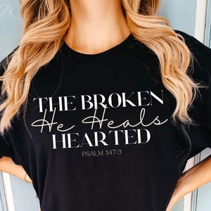 Er Heilt die gebrochenen Herzen PNG | christlichen PNG | Religiöses Png | Anbetung Shirt | Png Sublimation | Cricut Cut-Datei | Bibel Vers PNG Design