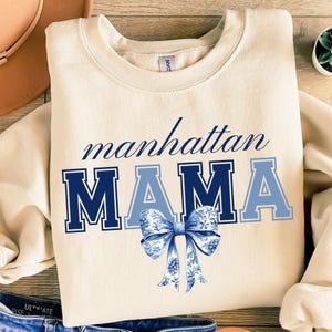 Manhattan MAMA Chinoiserie PNG, New York Varsity Coquette Bow Sublimation, Preppy City Shirt Design, Geschenk für NYC Mom, Toile de Jouy png