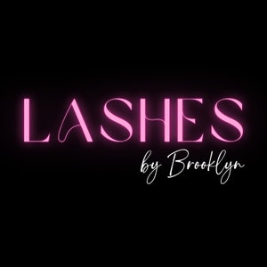 Könnte beinhalten: Rosa leuchtendes Neonschild mit dem Text "LASHES by Brooklyn" auf schwarzem Hintergrund.
