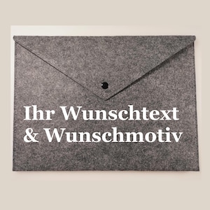 Könnte beinhalten: Ein grauer Filz-Umschlag mit einem schwarzen Knopfverschluss. Der Text "Ihr Wunschtext & Wunschmotiv" ist in weiß auf der Vorderseite aufgedruckt.