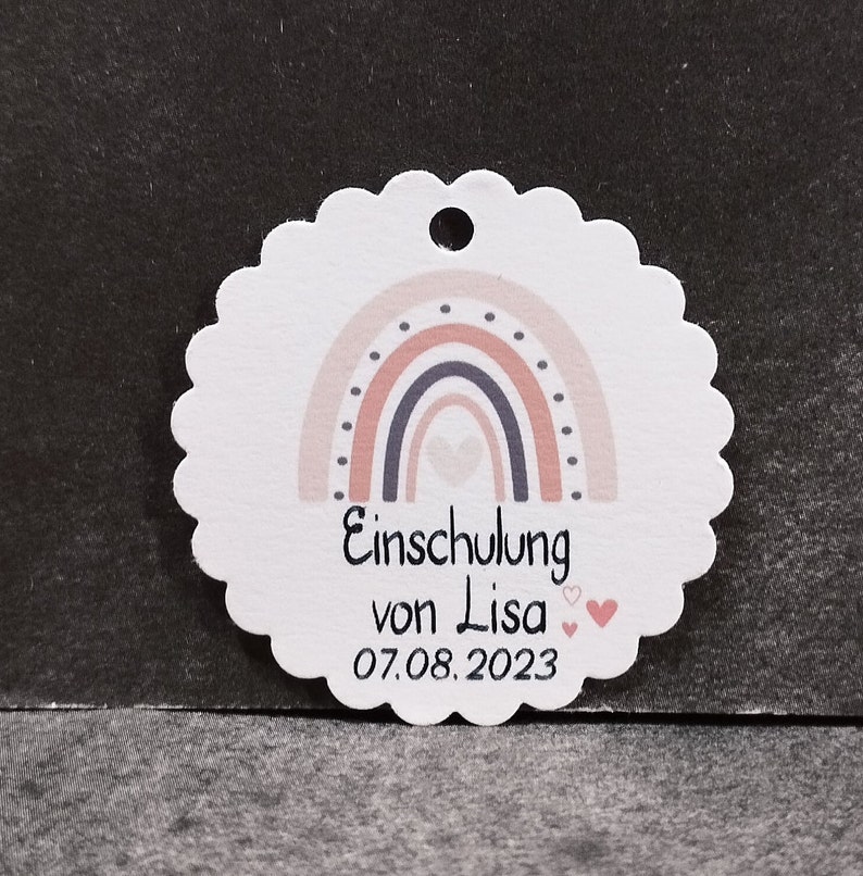 Gastgeschenk-Anhänger im Regenbogen-Design 10 Stück mit 8 verschiedenen Motiven für Taufen, Kommunionen und mehr Bild 2