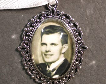 Gedenkanhänger Foto, Brautstrauß Memorial oval in Silber – Fotomedaillon, Hochzeitsstrauß & Erinnerungen, personalized